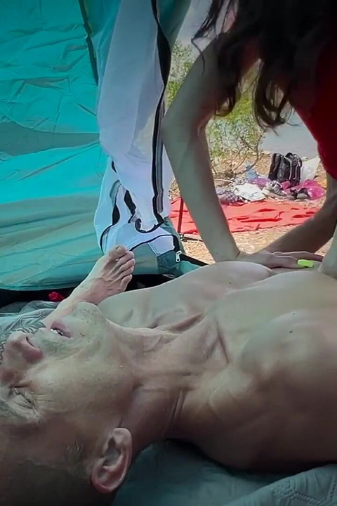 - 一名男子与妻子硬着头皮住在帐篷里, 和两个男人在一起