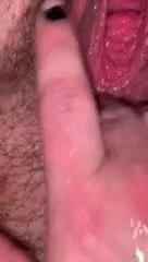 Pelacur longgar yang bodoh mengekspos vagina merah muda yang menganga &amp; membuat dia kesal