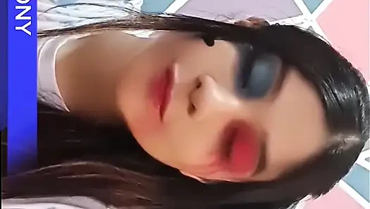 Model, das lingerie anprobe, wird erwischt