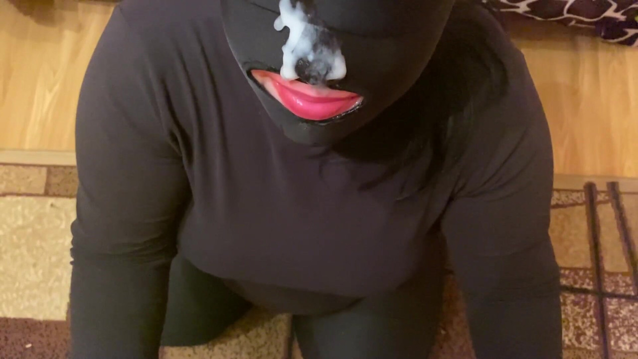 我在我丈夫上班時從Xhamster網站上吸了這個傢伙的。