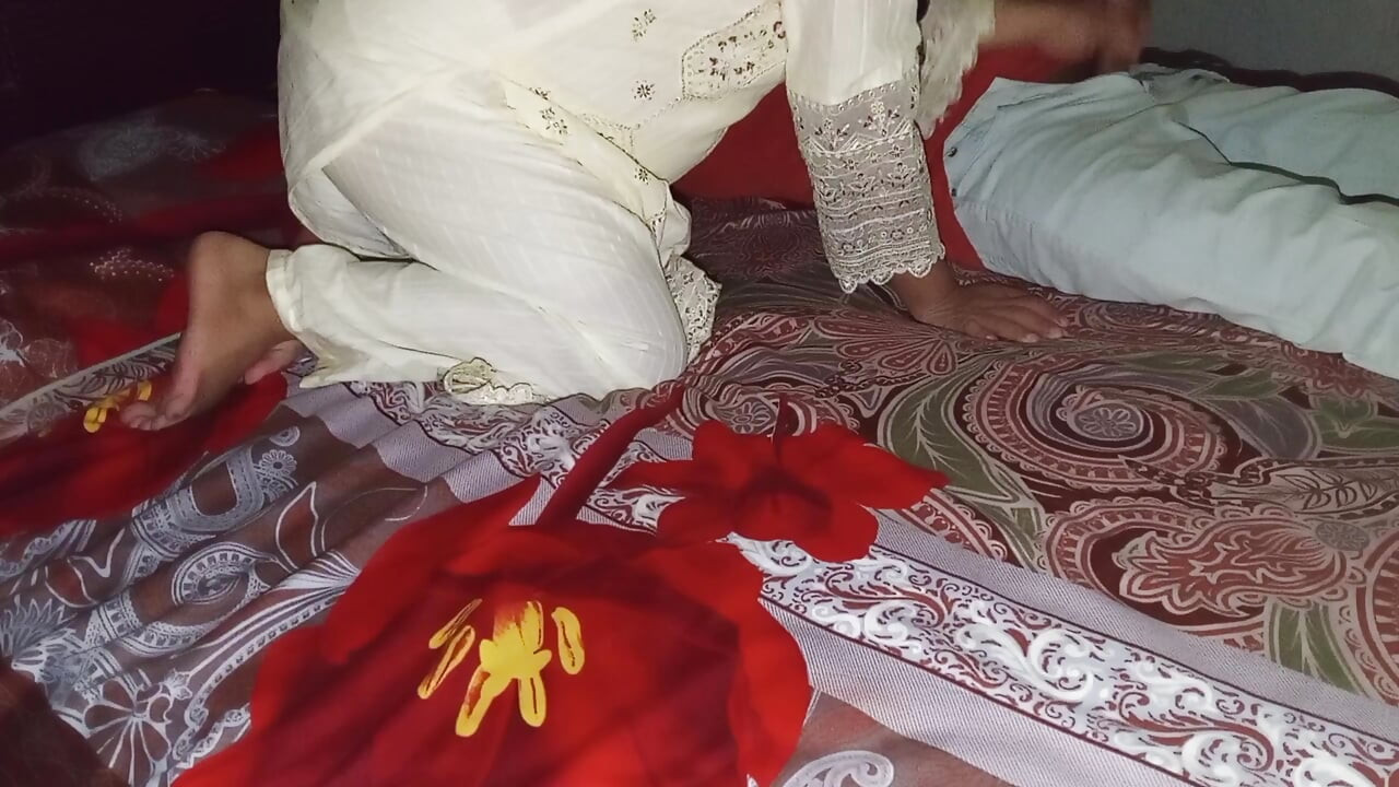 सौतेली बहन पहली बार अपने सौतेले भाई के कमरे में घुसती है