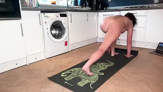 Yoga dapur bugil dengan pemandangan pantat aduhaiku
