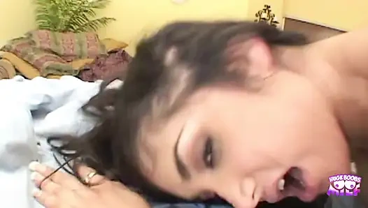 Sert bir yarak varken kalın büyük götüyle çok ateşli görünüyor