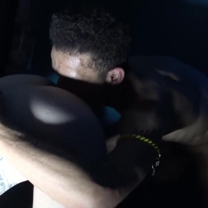 Yougn 坚硬的家伙在桑拿房里被乌木 twink 生性交