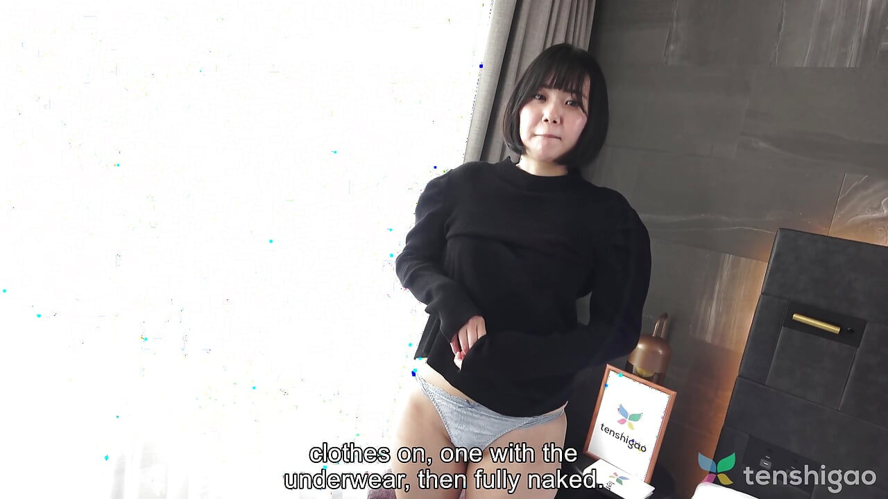 Moeka Tachibana es joven y en su primer video porno