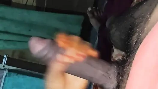 Haryana ev hanımı büyük memeli ve pembe amcıklı ateşli elbise göğüslere iş veriyor ve sakso çekiyor