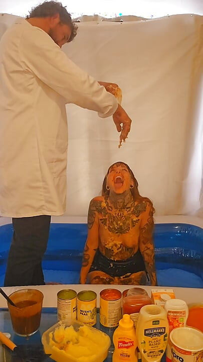 Curvă dezordonată și anal în camera de lucru magazin Nds cu spermă mănâncă