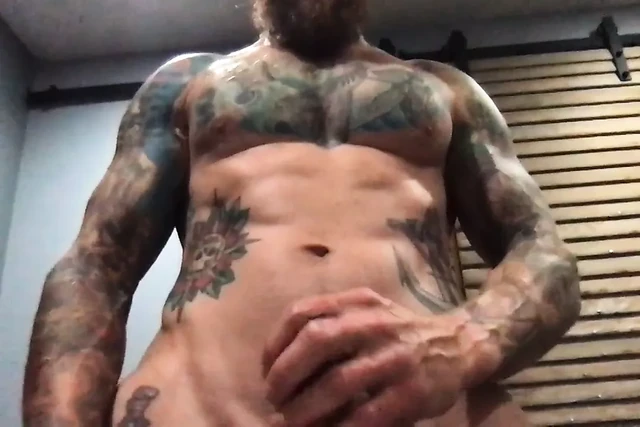 tatted bearded muscle daddy pumps out a load