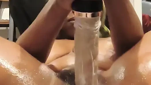 Fışkırtarak boşalıyor ve edepsizce konuşurken en iyi videom o güzel amcık
