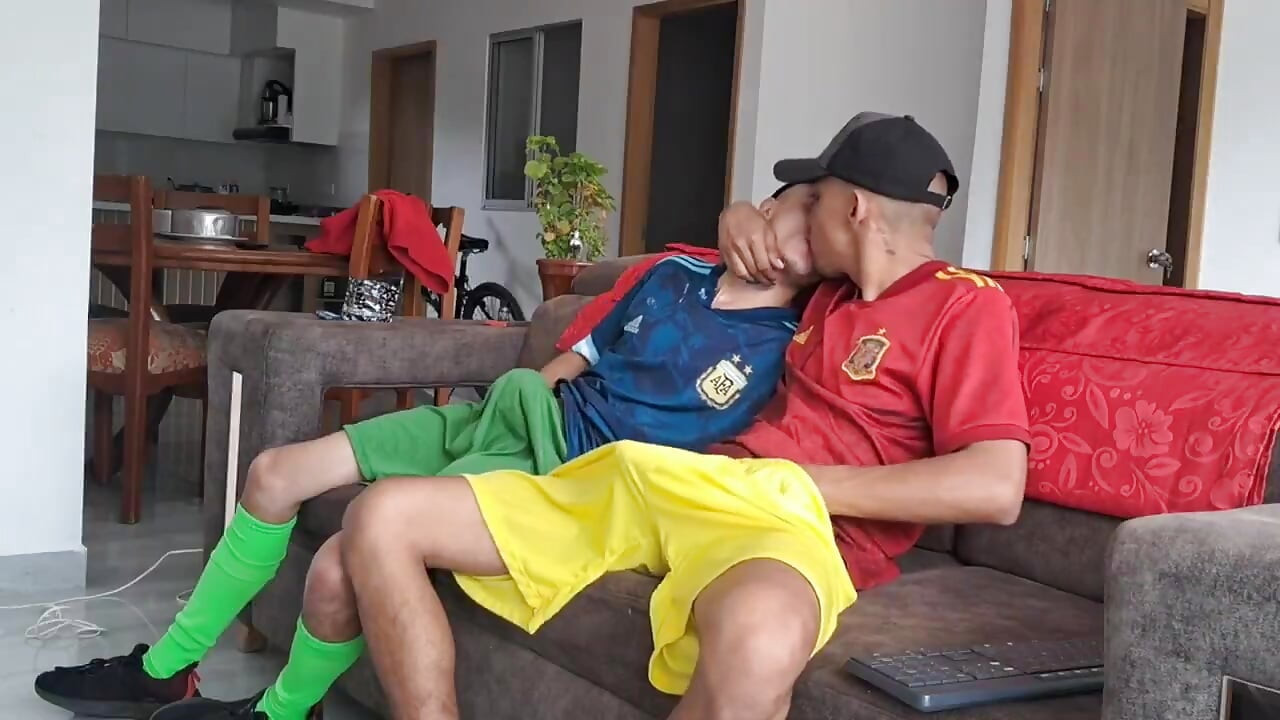 Gli amici mangiano il cazzo del tuo insegnante di inglese