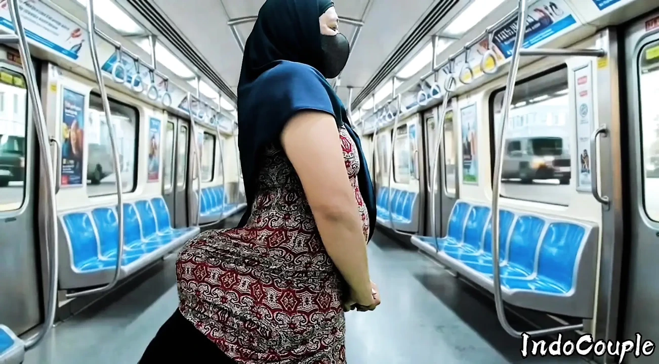 Hijab asia semok disetubuhi di dalam kereta Hijab Busty asian fucked inside a train