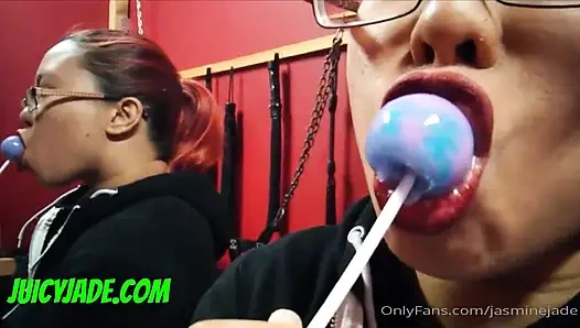 Ağzım ve dilim seni güçsüz mü yapıyor? Lolipop yalıyor ve emiyor bunu sana yaptığımı hayal edebilir misin?