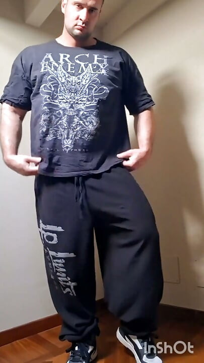 Culturista secreto debajo de la ropa de gimnasio