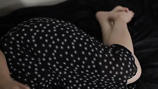 Cewek sange ini lagi asik masturbasi sambil pamer memeknya dengan gaun seksi