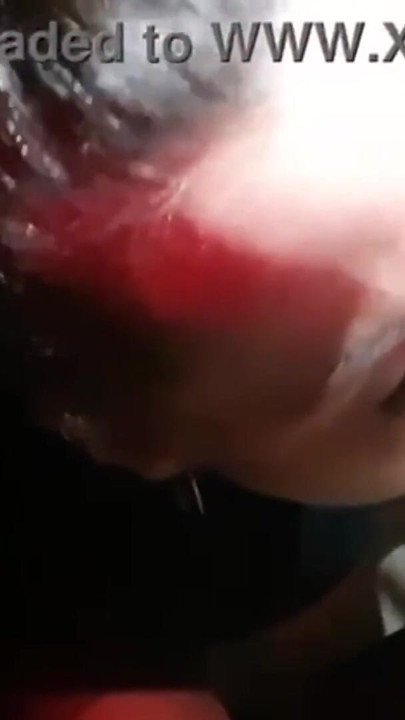 Busty hottie besøger swingerhus for at sutte flere fremmedes pikke | Klip 1