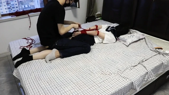 黑色脚踝袜和赤脚与白色踝袜, 以及堵嘴和绳子束缚.