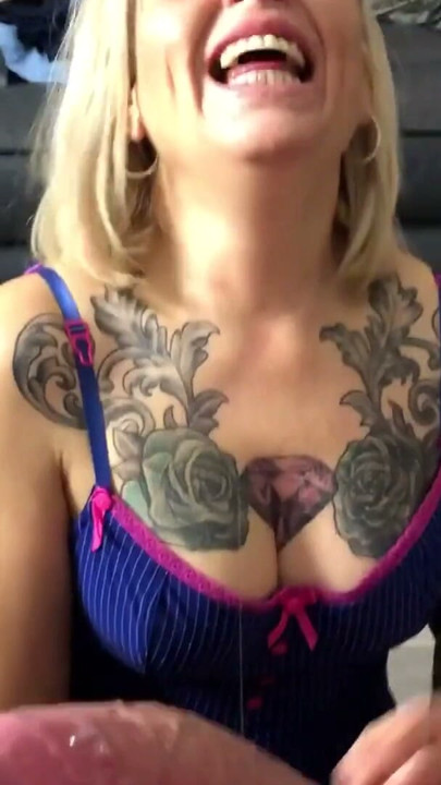 Britânica milf imunda Emma recebe Facefucked e um Maciço Facial | Clipe 1