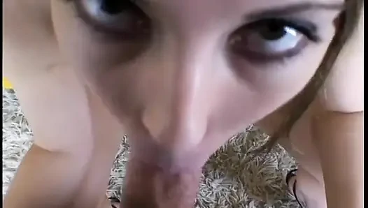 Pejantan terangsang dalam kesenangan saat dia menikmati bj dari cewek pantat seksi