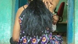 Cabelo das axilas da menina raspado pelo barbeiro.