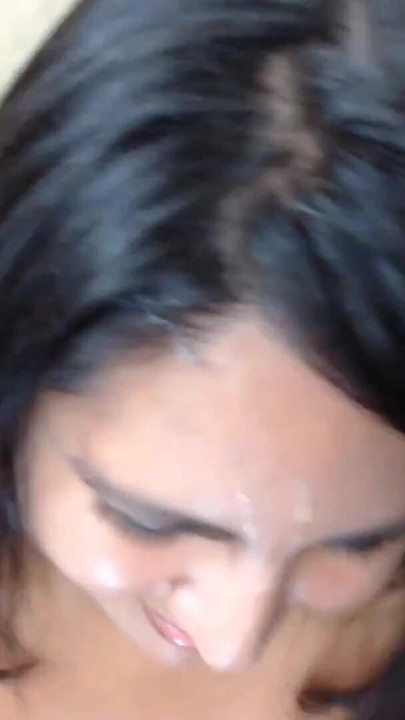 “与我的丈夫和我最好的朋友的热辣三人行”的情感时刻，我让他用精液填满他的脸上