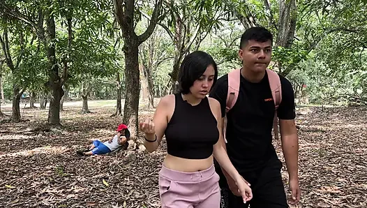 Moans In The Woods: Ich sah ein Paar draußen richtig Gas geben und masturbierte während der Aufnahme