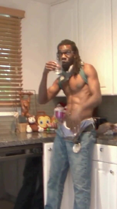 MILF agak miang jadi dia masuk ke dalam seks bertiga antara kaum dengan kote hitam besar | Klip 3