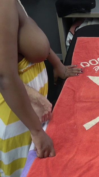 Marido enviou sua esposa para massagista com peitos oleados pretos