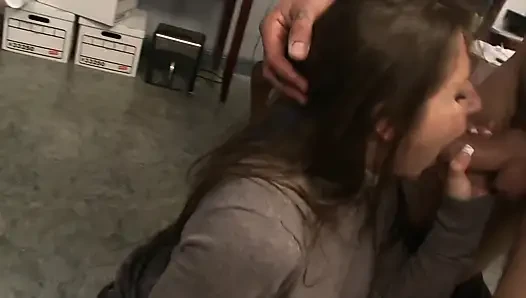 Büro-schÃ¤tzchen szene-4_horny vollbusige brünette fickt Bürokollegin auf dem schreibtisch