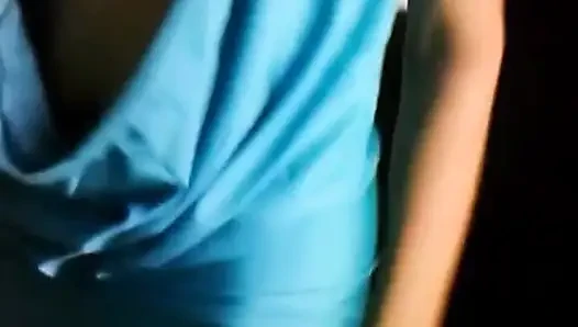 Azgın üvey anne spor salonuna gitmeden önce mastürbasyon yapmak için banyoda kapatıyor