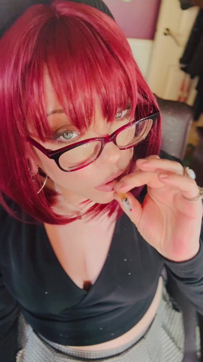 Miss tina snua suka banget goyangin rokoknya! Merokok Smoker Glasses | Klip 1
