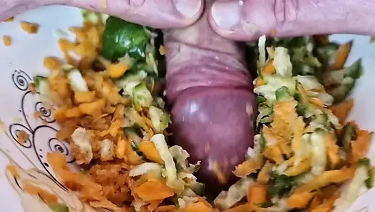 Раб должен выебать салат и обильно накончать туда. Фетиш еды, инструкция по дрочке и по поеданию спермы. Приятного аппетита!