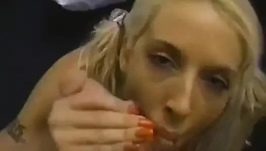 Ягодицы Fiona сосут грязный хуй