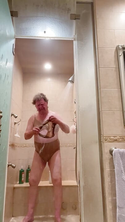 Sprcha se spodním prádlem a podprsenkou manželky