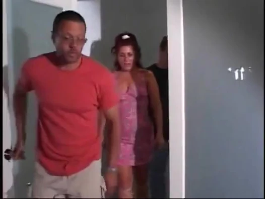 Azgın kaltak tıraşlı amını siyah yarakla siktiriyor ve Beyaz yaraklar grup seks yapıyor