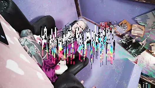 Altes mädchen mit vollem Ärmel wird vor kamera live, spielzeug in den arsch gefickt anal verrückt