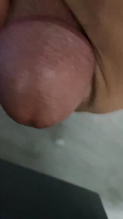 In the bathroom, there was a cock that was getting an erection, only knowing how to endure it, not having to do it