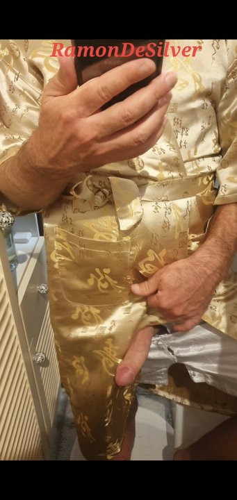 Mestre ramon massageia seu divino pau com tesão em um quimono dourado real