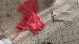 Červené šaty 4 šlapané a kopané na špinavé podlaze