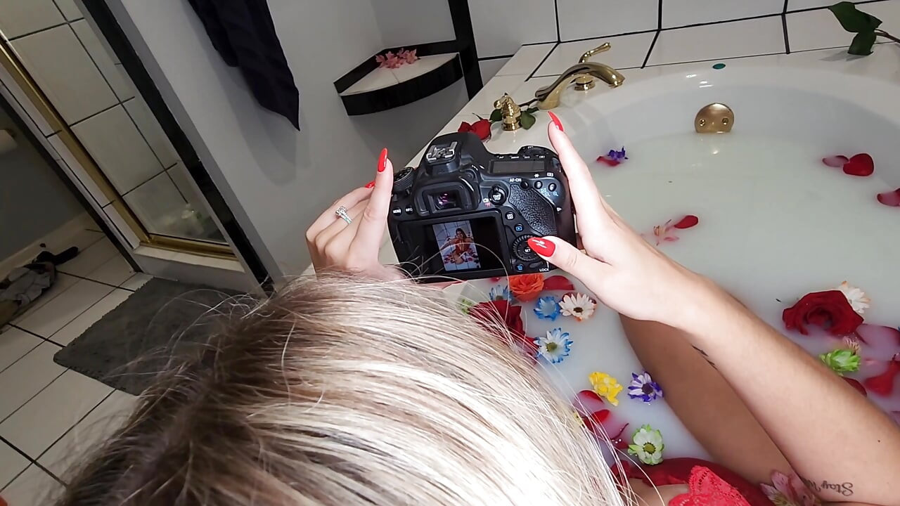 Lexi, Chaudasse Mariée, Adore Les Coulisses De La Séance Photo Dans Le Bain De Lait!