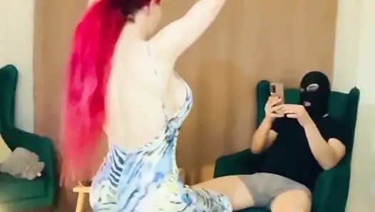 Мой муж-куколд раздражается, когда он показывает мое тело своим друзьям