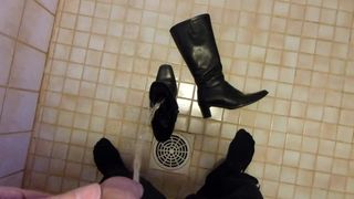 Sikanie w czarnych skórzanych butach żony
