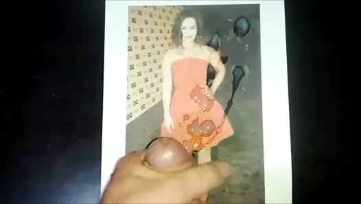 Emilia Clarke boşalıyor #1