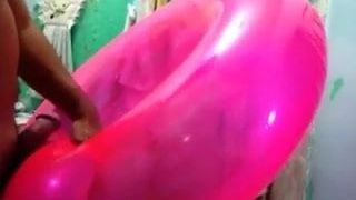 Joder y correrse en sexy anillo de natación inflable rosa