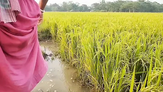 твоя Nomita Boudi писает на улице, и я вставил свой палец в ее киску и трахнул пальцами ее.