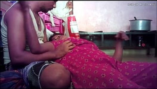 Une femme au foyer indienne du village joue avec ses seins naturels