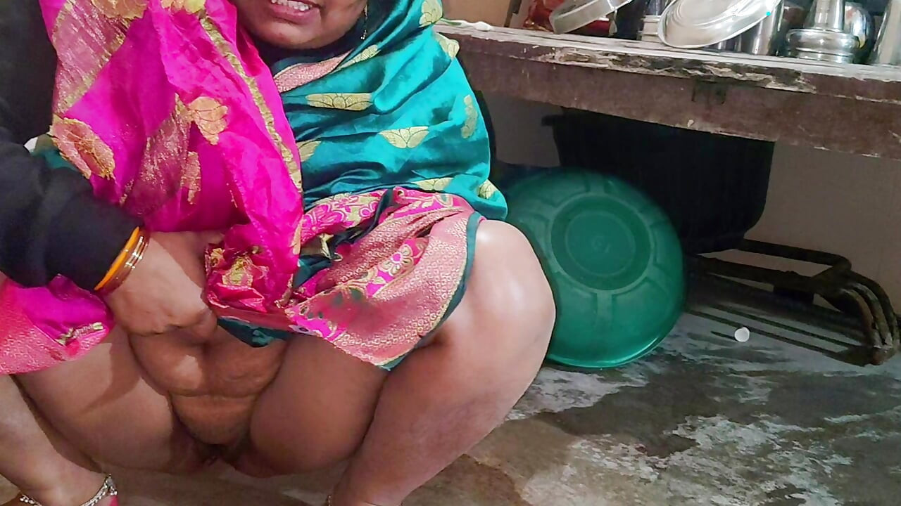 Mammi bara lnd choos rahi hai gand chudaee kar rahi hai