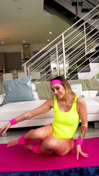Creamy After-Workout Smoothie: Juan Deposits His Load in Desiree's Mouth | Clip 1