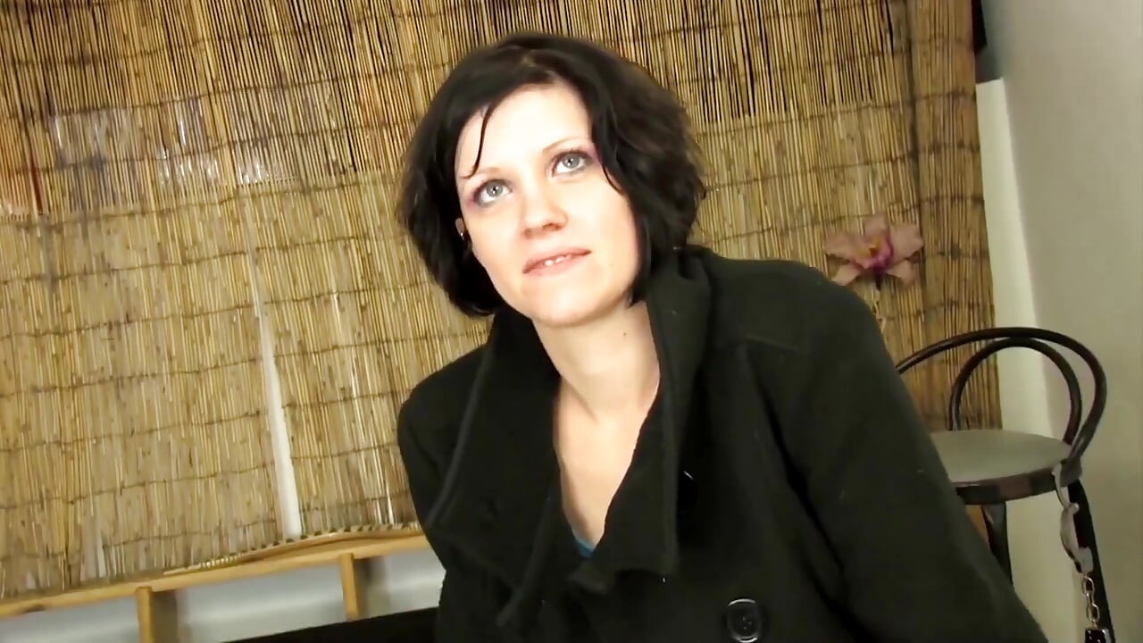 Jezik duboko u pički, a zatim je lizao