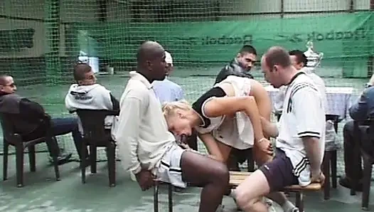 Французскую крошку-теннисистку трахнули двойным межполитом в тройничке