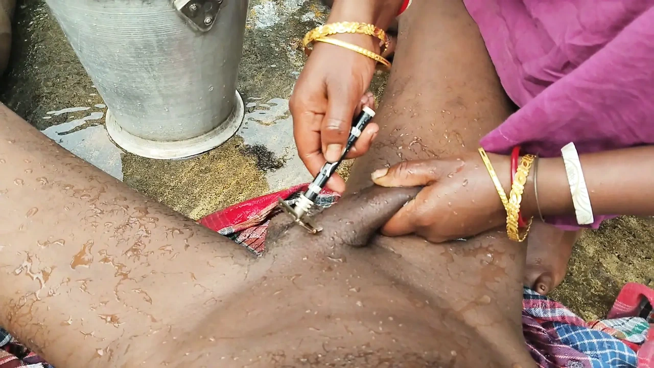 Indian desi wife Ne Bal kata hai